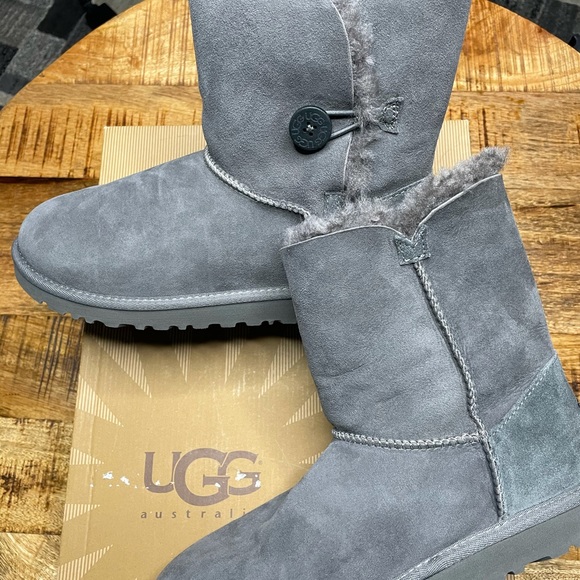 UGGS Bailey button boots - Picture 2 of 6